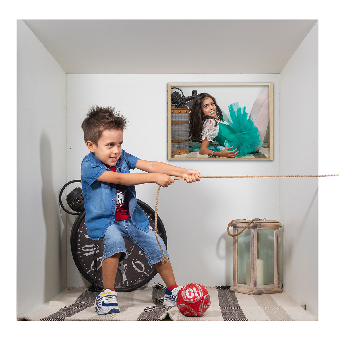 Bambino che tira una corda in una storia fotografica