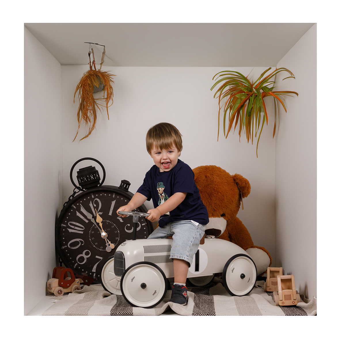 Bambino in un set fotografico creativo